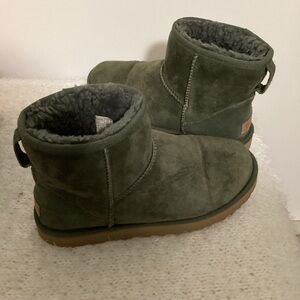 UGG Mini Women's Boot, Olive Green Size 8, Model 1016222